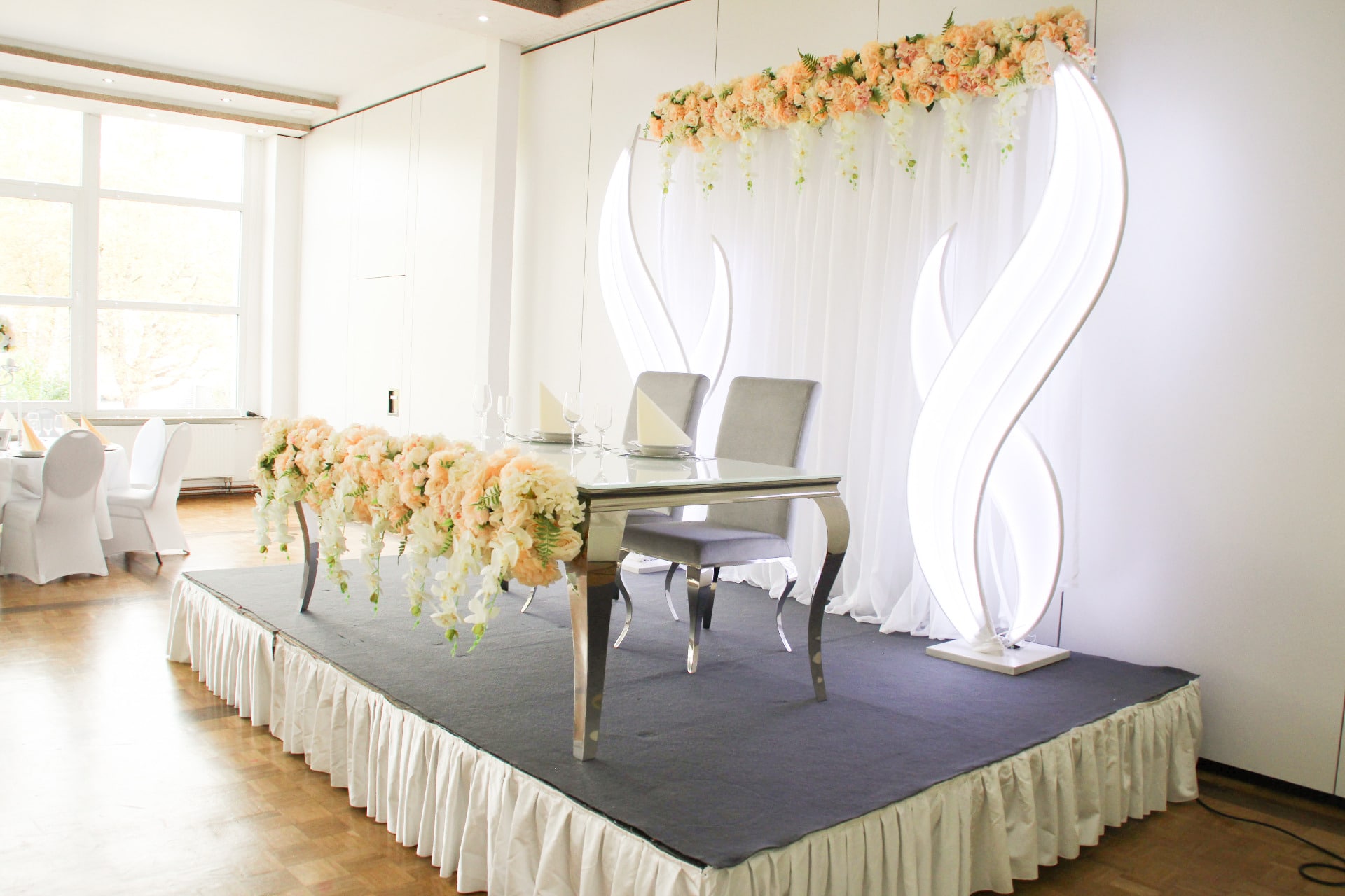 Bei Hochzeiten ist eine Bühne in unserer Eventlocation in Hannover