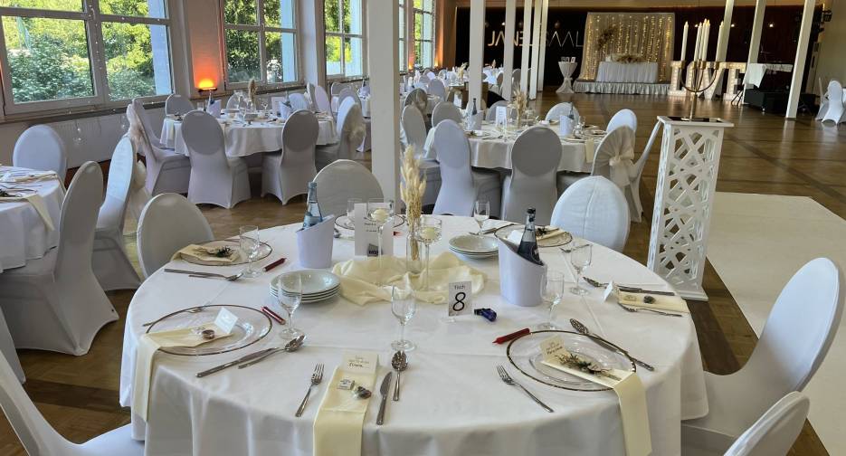 gedeckter Hochzeitstisch im JANEL SAAL